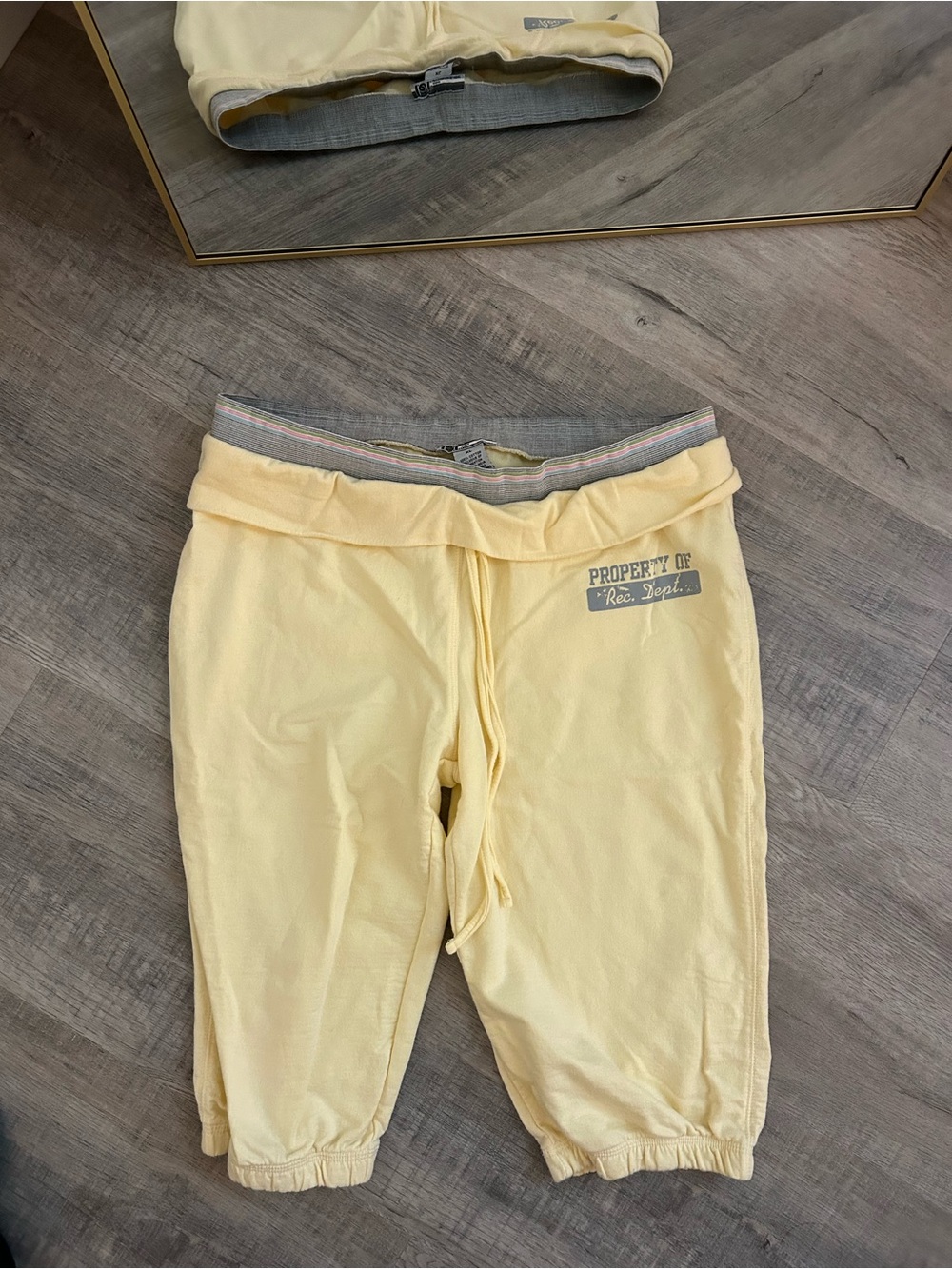 VINTAGE l.e.i. Butter Yellow Low Rise Foldover Mini Capri Sweatpants Size XL